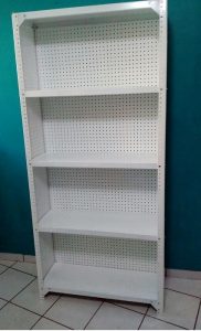 estante forrado con silvatex perforado