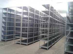 equipamiento de bodega con estantería metálica